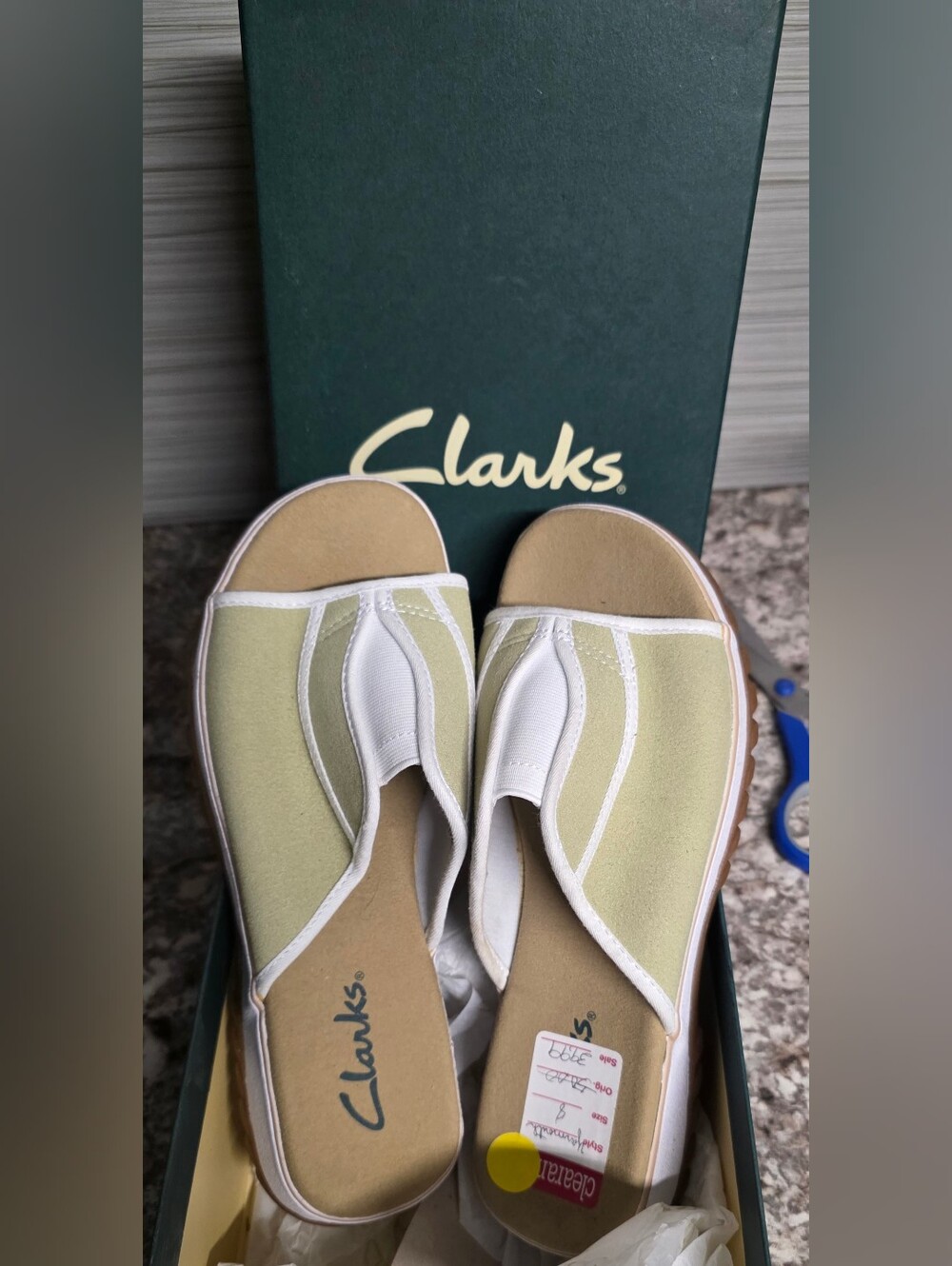 Nwt Women's Clarks Yarmouth  Green and White Slip-On Sandals Sz 8